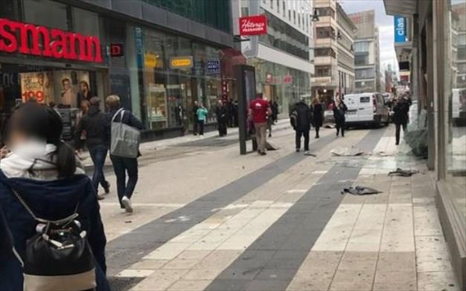 Φορτηγό έπεσε επάνω σε πεζούς στη Στοκχόλμη . 