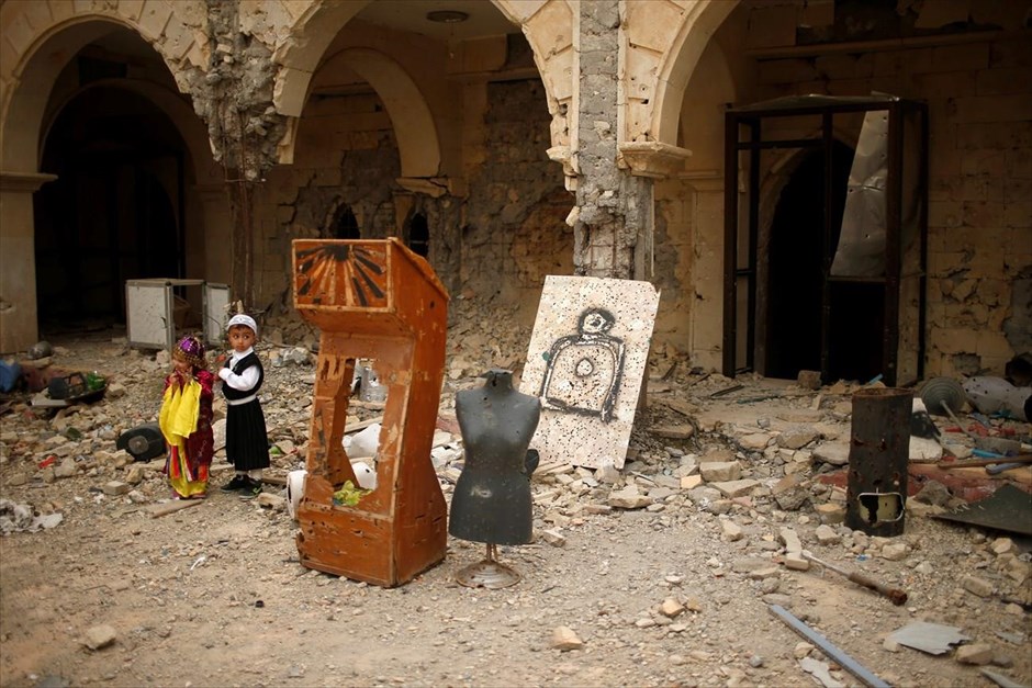 Κυριακή των Βαΐων στο Ιράκ. Ένα αγόρι επισκέπτεται την καμμένη εκκλησία της χριστιανικής πόλης Καρακός στο πλαίσιο του εορτασμού της Κυριακής των Βαΐων για πρώτη φορά μετά την εκδίωξη από τις ιρακινές δυνάμεις των τζιχαντιστών του Ισλαμικού Κράτους από την περιοχή.