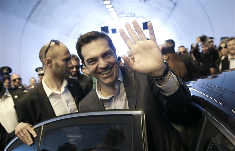 Τελετή εγκαινίων του νέου οδικού άξονα Κορίνθου – Πατρών . Ο πρωθυπουργός Αλέξης Τσίπρας στην τελετή εγκαινίων και παράδοσης στην κυκλοφορία του αυτοκινητοδρόμου Κορίνθου - Πατρών, στη διπλή σήραγγα στην περιοχή «Παναγοπούλα», στην Αχαϊα. Ο πρωθυπουργός, εγκαινίασε τον οδικό άξονα Κορίνθου – Πατρών στις σήραγγες της περιοχής Παναγοπούλας στη δυτική είσοδο του νότιου κλάδου, με κατεύθυνση προς την Αθήνα. «Η ολόκληρωση του έργου δείχνει ότι ανοίγουν δρόμοι μπροστά μας,&nbsp;ανοίγει&nbsp;ο δρόμος που περιόριζε&nbsp;τη δυτική Ελλάδα στην επαφή της με το κέντρο&nbsp;της χώρας, ανοίγει παράλληλα και ο&nbsp;δρομος για να μπορέσουμε&nbsp;να βγούμε σύντομα από την πολυετή επιτροπεία», ανέφερε ο πρωθυπουργός.