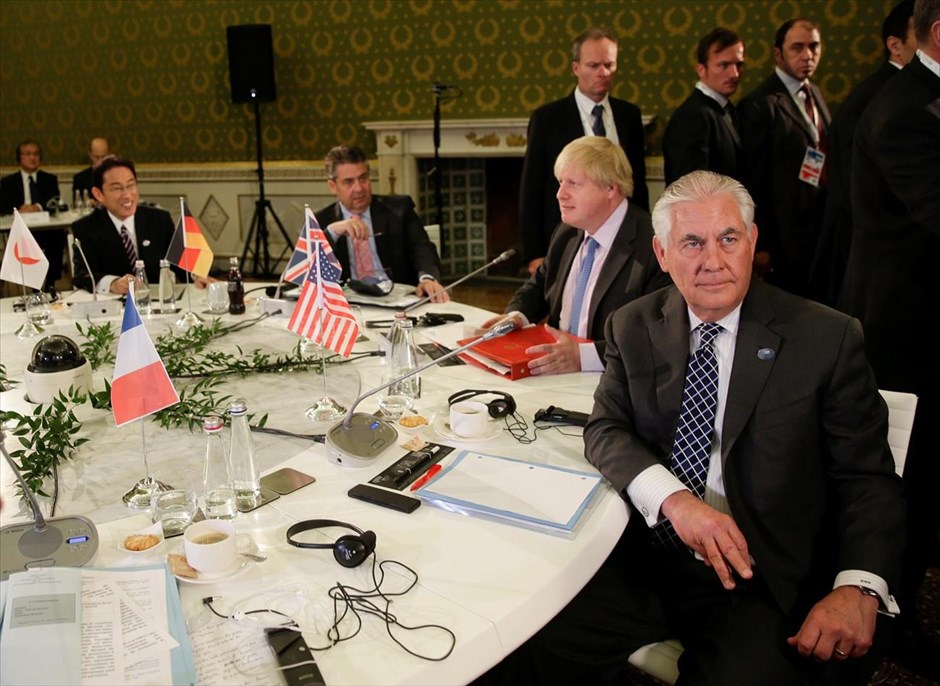 Συνάντηση των ΥΠΕΞ των G7 στην Τοσκάνη για τη Συρία. (Από δεξιά προς αριστερά) Οι υπουργοί Εξωτερικών των ΗΠΑ Ρεξ Τίλερσον, της Βρετανίας Μπόρις Τζόνσον, της Γερμανίας Ζίγκμαρ Γκάμπριελ και της Ιαπωνίας Φούμιο Κισίντα, κατά τη διάρκεια της συνάντησης της Ομάδας των 7 (G7) στην Τοσκάνη. Δεν έγινε τελικώς δεκτή από τους G7 η πρόταση της Μεγάλης Βρετανίας για νέες κυρώσεις κατά της Ρωσίας, με αφορμή τη στάση της στο συριακό. Οι επτά συμφώνησαν ότι δεν υπάρχει λύση στο συριακό με παραμονή του κ. Άσαντ στην εξουσία, ωστόσο οι προτάσεις του Βρετανού υπουργού Εξωτερικών Μπόρις Τζόνσον για στοχευμένες κυρώσεις κατά της Ρωσίας δεν έγιναν δεκτές.