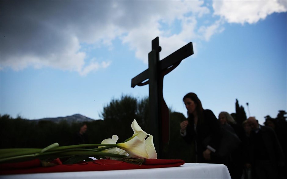 Η τελετή της Αποκαθήλωσης στη Μονή Πεντέλης. Πιστοί προσκυνούν τον Εσταυρωμένο στην ακολουθία της στη Μονή Πεντέλης. Με άκρα ταπείνωση και συμμετοχή πλήθους πιστών τελέστηκε η Αποκαθήλωση του Κυρίου στην Ιερά Μονή Πεντέλης.