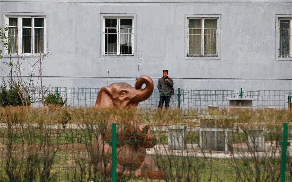 Στιγμιότυπο από τη Β. Κορέα . Στιγμιότυπο από το κέντρο της πρωτεύουσας της Β. Κορέας, Πιονγιάνγκ.