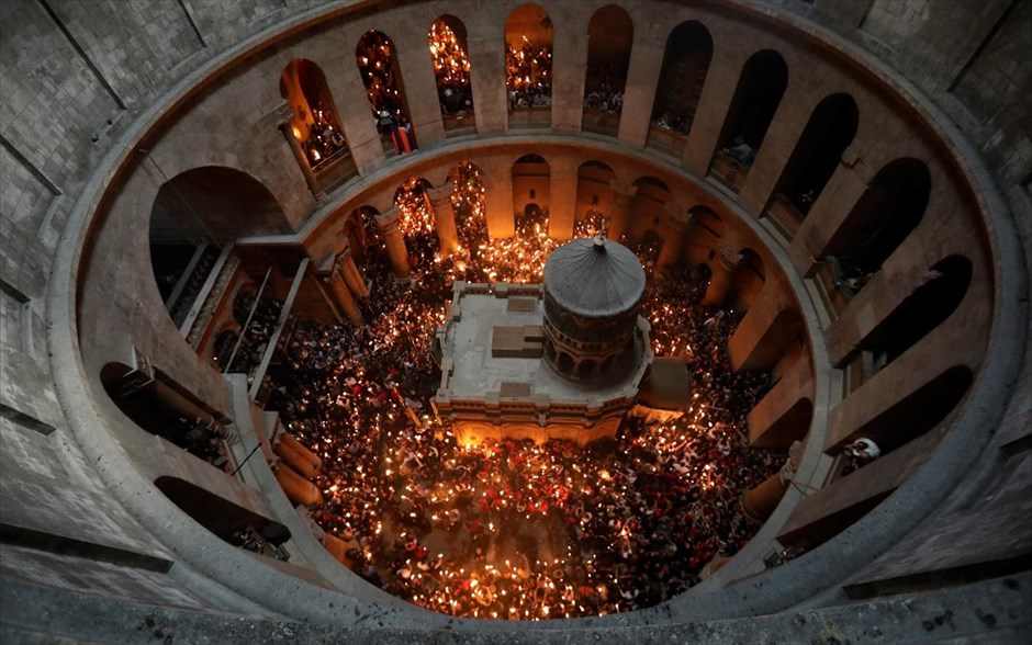 Ιεροσόλυμα: Τελετή Αφής του Αγίου Φωτός . Στιγμιότυπο από την&nbsp;τελετή Αφής του Αγίου Φωτός στα Ιεροσόλυμα.