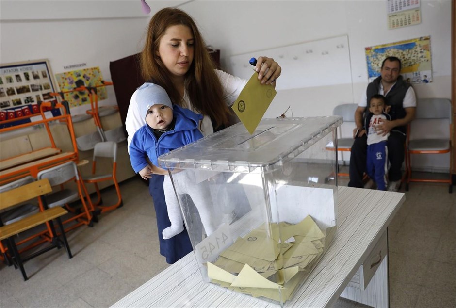 Στις κάλπες οι Τούρκοι για το κρίσιμο δημοψήφισμα. Μια γυναίκα ασκεί το εκλογικό της δικαίωμα κρατώντας το μωρό της στην αγκαλιά της, στην Άγκυρα. Στις κάλπες προσέρχονται σήμερα περίπου 55,3 εκατομμμύρια Τούρκοι ψηφοφόροι στο πλαίσιο του -&nbsp;ιστορικής σημασίας - δημοψηφίσματος που διεξάγεται στην Τουρκία για τη συνταγματική αναθεώρηση.