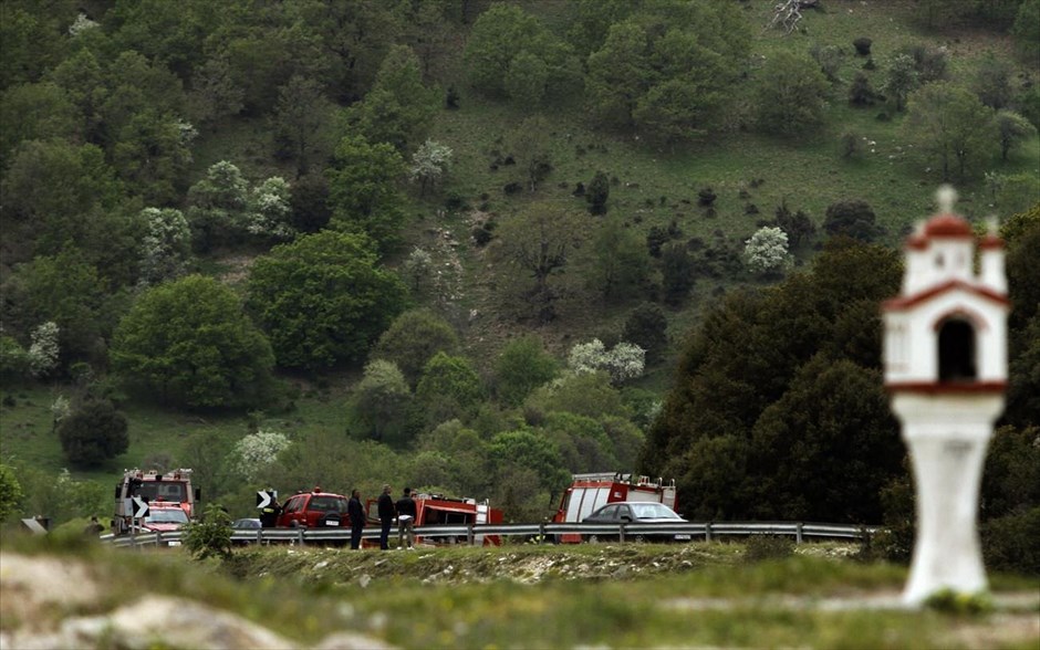 Τέσσερις νεκροί και μία τραυματίας από τη συντριβή του στρατιωτικού ελικοπτέρου. Νεκροί εντοπίστηκαν οι τέσσερις από τους πέντε επιβαίνοντες του στρατιωτικού ελικοπτέρου που κατέπεσε στο Σαραντάπορο Ελασσόνας. Τραυματισμένη, αλλά εκτός κινδύνου, διακομίζεται στο νοσοκομείο η αρχιλοχίας Βασιλική Πλεξίδα. Νεκροί είναι ο υποστράτηγος Ιωάννης Τζανιδάκης, ο συνταγματάρχης Θωμάς Αδάμος, ο ταγματάρχης Δημοσθένης Γούλας και ο υπολοχαγός Κωνσταντίνος Χατζής. Το ελικόπτερο UH-1H εκτελούσε προγραμματισμένη πτήση από τη Λάρισα στην Κοζάνη και στις 7:50 χάθηκε το στίγμα του από τα ραντάρ.