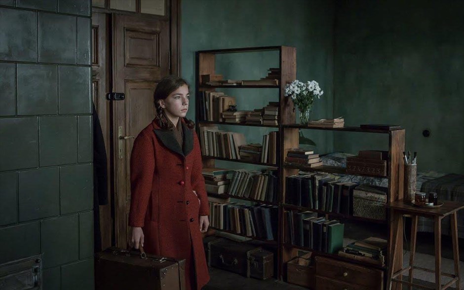 Afterimage. «Afterimage»: Στο τελευταίο του δημιούργημα, ο μεγάλος Πολωνός σκηνοθέτης Αντρέι Βάιντα, ο οποίος έφυγε από τη ζωή πριν λίγους μήνες, σε ηλικία 90 χρόνων, σκηνοθέτησε ένα βιογραφικό δράμα, που αποτυπώνει τη συγκλονιστική ιστορία του ζωγράφου Βλάντισλαβ Στρεμίνσκι. Ο πρωτοποριακός καλλιτέχνης αγωνίστηκε ενάντια στη σταλινική ορθοδοξία και τις δικές του σωματικές αναπηρίες, για να προωθήσει τις προοδευτικές ιδέες για την τέχνη, και στάθηκε μόνος απέναντι στο καθεστώς, δίνοντας μια πνευματική μάχη για τον ρόλο της τέχνης και την ελευθερία της έκφρασης, με κόστος την ίδια του τη ζωή. Με πρωταγωνιστές τους Μπόγκουσλαβ Λίντα, Αλεξάντρα Τζούστα και Μπρονισλάβα Ζαμακόβσκα, η ταινία ήταν η επίσημη πρόταση της Πολωνίας για το Όσκαρ καλύτερης ξενόγλωσσης ταινίας.
