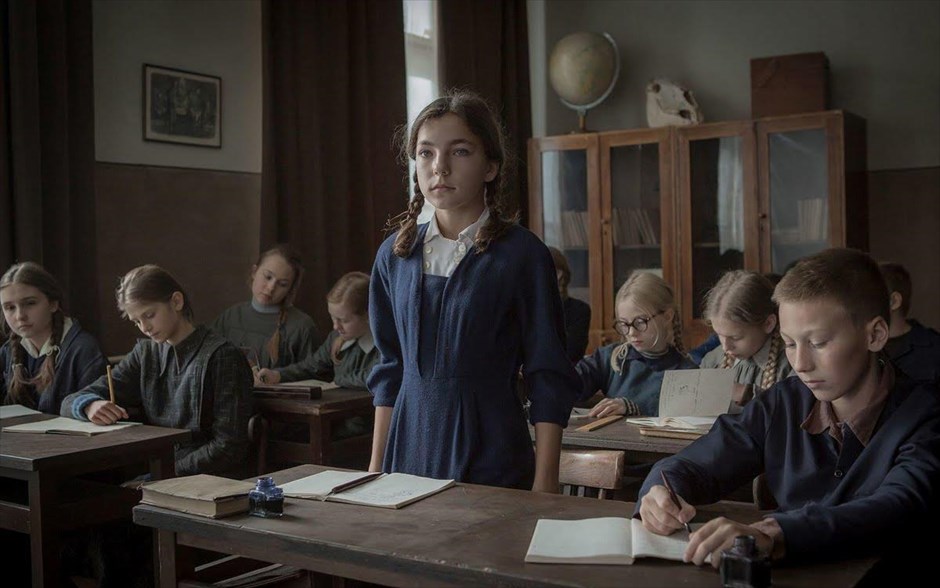 Afterimage. «Afterimage»: Στο τελευταίο του δημιούργημα, ο μεγάλος Πολωνός σκηνοθέτης Αντρέι Βάιντα, ο οποίος έφυγε από τη ζωή πριν λίγους μήνες, σε ηλικία 90 χρόνων, σκηνοθέτησε ένα βιογραφικό δράμα, που αποτυπώνει τη συγκλονιστική ιστορία του ζωγράφου Βλάντισλαβ Στρεμίνσκι. Ο πρωτοποριακός καλλιτέχνης αγωνίστηκε ενάντια στη σταλινική ορθοδοξία και τις δικές του σωματικές αναπηρίες, για να προωθήσει τις προοδευτικές ιδέες για την τέχνη, και στάθηκε μόνος απέναντι στο καθεστώς, δίνοντας μια πνευματική μάχη για τον ρόλο της τέχνης και την ελευθερία της έκφρασης, με κόστος την ίδια του τη ζωή. Με πρωταγωνιστές τους Μπόγκουσλαβ Λίντα, Αλεξάντρα Τζούστα και Μπρονισλάβα Ζαμακόβσκα, η ταινία ήταν η επίσημη πρόταση της Πολωνίας για το Όσκαρ καλύτερης ξενόγλωσσης ταινίας.