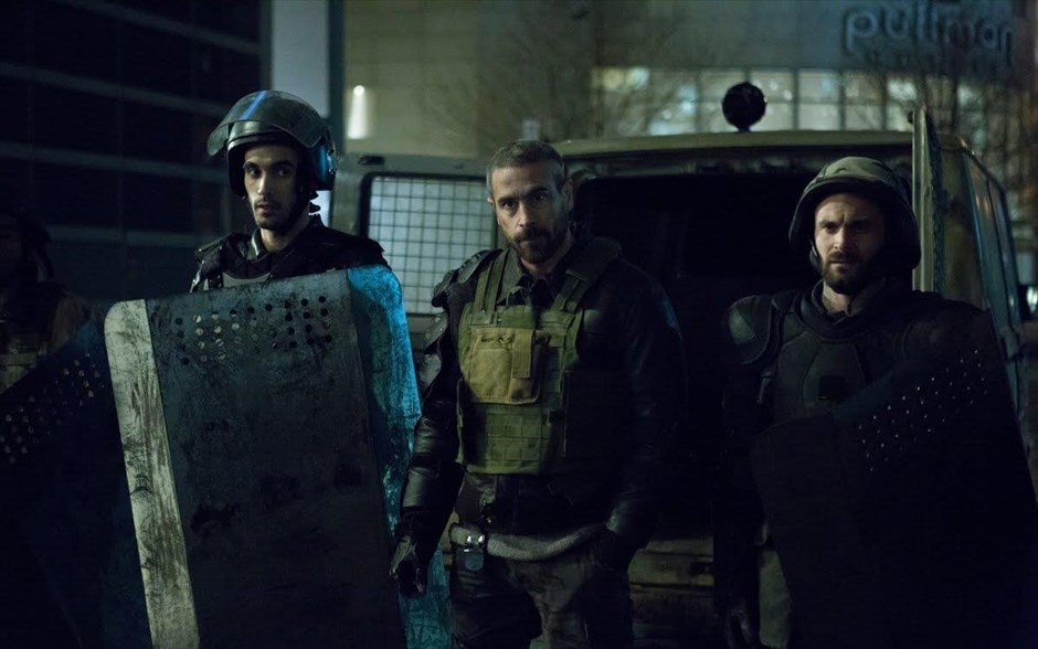 «Ares: Κίνδυνος στο Παρίσι». «Ares: Κίνδυνος στο Παρίσι»: Ρίχνοντας μία επίκαιρη δυστοπική ματιά στην εποχή μας, ο Ζαν Πατρίκ Μπενέ επιχειρεί μία απεικόνιση του μέλλοντος, όπου όλα έχουν πάει στραβά, κυριαρχεί η βία, οι ηθικές αρχές έχουν καταλυθεί και το πιο δημοφιλές τηλεοπτικό πρόγραμμα είναι οι μάχες μέχρι θανάτου. Με τους Όλα Ράπας, Μίσα Λεσκό, Τιερί Ανσίς, Ελέν Φιγιέ, Ρουθ Βέγκα Φερνάντεζ και Εύα Λαλιέ, το γαλλικό αυτό θρίλερ επιστημονικής φαντασίας μάς μεταφέρει στο όχι πολύ μακρινό 2035, όπου η παγκόσμια τάξη έχει υποστεί δραματικές αλλαγές. Η Γαλλία, με 10 εκατομμύρια ανέργους κατοίκους, αποτελεί μία από τις νέες χώρες κάτω από το όριο της φτώχειας. Ο ταλανισμένος από τα προβλήματα πληθυσμός αμφιταλαντεύεται μεταξύ τού να επαναστατήσει και τού να παραιτηθεί, μέχρι που βρίσκει «καταφύγιο» σε ένα νέο τηλεοπτικό πρόγραμμα: τις υπέρ - βίαιες μάχες μέχρι θανάτου.