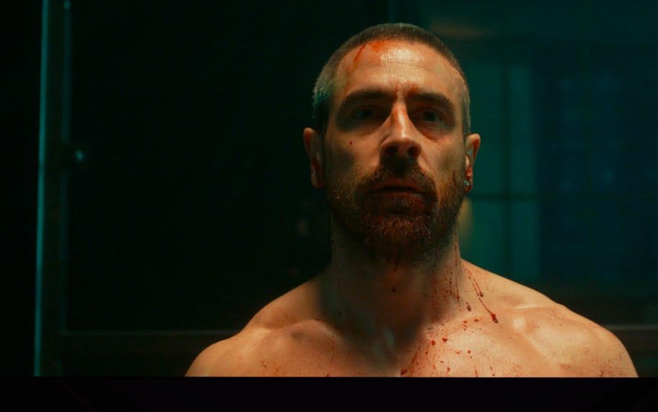 «Ares: Κίνδυνος στο Παρίσι». «Ares: Κίνδυνος στο Παρίσι»: Ρίχνοντας μία επίκαιρη δυστοπική ματιά στην εποχή μας, ο Ζαν Πατρίκ Μπενέ επιχειρεί μία απεικόνιση του μέλλοντος, όπου όλα έχουν πάει στραβά, κυριαρχεί η βία, οι ηθικές αρχές έχουν καταλυθεί και το πιο δημοφιλές τηλεοπτικό πρόγραμμα είναι οι μάχες μέχρι θανάτου. Με τους Όλα Ράπας, Μίσα Λεσκό, Τιερί Ανσίς, Ελέν Φιγιέ, Ρουθ Βέγκα Φερνάντεζ και Εύα Λαλιέ, το γαλλικό αυτό θρίλερ επιστημονικής φαντασίας μάς μεταφέρει στο όχι πολύ μακρινό 2035, όπου η παγκόσμια τάξη έχει υποστεί δραματικές αλλαγές. Η Γαλλία, με 10 εκατομμύρια ανέργους κατοίκους, αποτελεί μία από τις νέες χώρες κάτω από το όριο της φτώχειας. Ο ταλανισμένος από τα προβλήματα πληθυσμός αμφιταλαντεύεται μεταξύ τού να επαναστατήσει και τού να παραιτηθεί, μέχρι που βρίσκει «καταφύγιο» σε ένα νέο τηλεοπτικό πρόγραμμα: τις υπέρ - βίαιες μάχες μέχρι θανάτου.