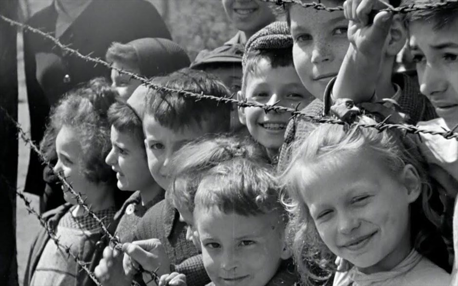 «Θα πέσει η νύχτα». «Θα πέσει η νύχτα»: Στο ιστορικό ντοκιμαντέρ του Αντρέ Σίνγκερ, με αφηγήτρια την &nbsp;Έλενα Μπόναμ Κάρτερ, ερευνητές ανακαλύπτουν κινηματογραφικό υλικό από τον Β΄ Παγκόσμιο Πόλεμο, το οποίο αποδεικνύεται ότι είναι ένα χαμένο ντοκιμαντέρ, γυρισμένο από τον Άλφρεντ Χίτσκοκ και τον Σίντνεϊ Μπερνστάιν, το 1945, για τα γερμανικά στρατόπεδα συγκέντρωσης.