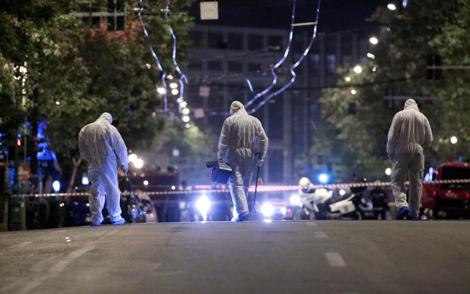 Έρευνες της Αντιτρομοκρατικής μετά την έκρηξη βόμβας έξω από τράπεζα. Στοιχεία και μαρτυρίες για την έκρηξη βόμβας που σημειώθηκε το βράδυ της Τετάρτης στην είσοδο του κτηρίου όπου στεγάζονται τα γραφεία της Διεύθυνσης Ανθρώπινου Δυναμικού της τράπεζας Eurobank, στην οδό Σανταρόζα, συλλέγει η Αντιτρομοκρατική Υπηρεσία, προκειμένου να ρίξει «φως» στην ταυτότητα των δραστών. Μέχρι στιγμής δεν έχει υπάρχει ανάληψη ευθύνης για την έκρηξη, ενώ στις έρευνες εκτιμάται ότι θα βοηθήσει το οπτικό υλικό που συγκεντρώνεται από κάμερες της περιοχής.