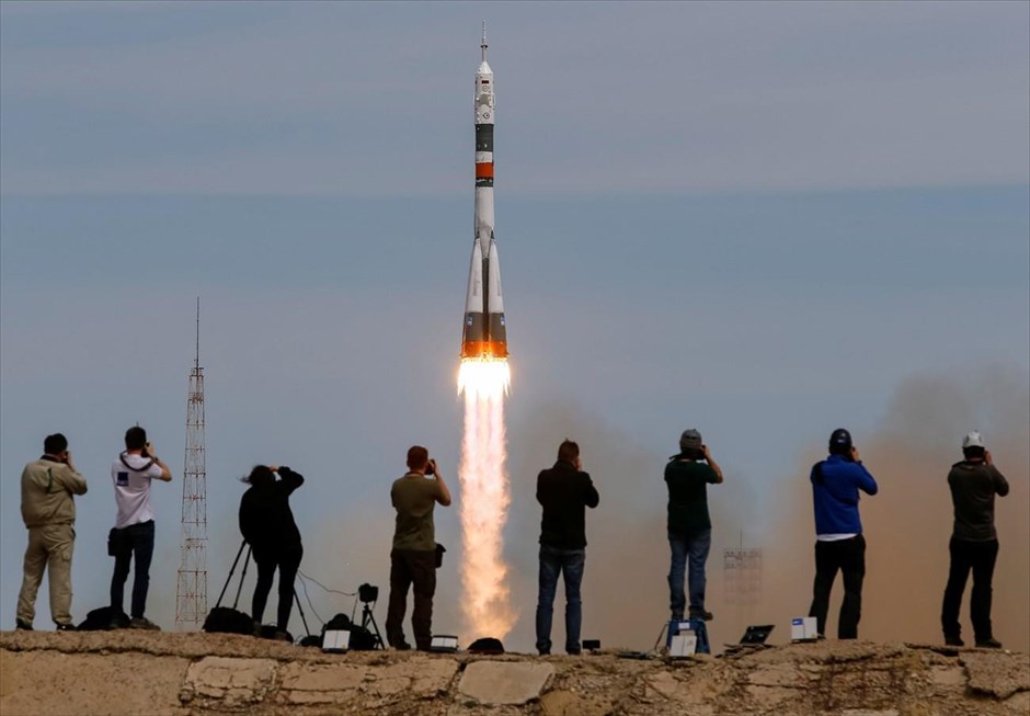 Επιτυχής εκτόξευση του ρωσικού σκάφους Soyuz. Το ρωσικό σκάφος Soyuz εκτοξεύτηκε από το Καζακστάν, με προορισμό τον Διεθνή Διαστημικό Σταθμό. Το ταξίδι είναι διάρκειας 6 ωρών. Στην αποστολή συμμετέχουν ο Αμερικανός αστροναύτης, Τζακ Φίσερ, και ο Ρώσος κοσμοναύτης, Φιοντόρ Γιουρτσίχιν. Η Ρωσία έστειλε μόνο έναν και όχι δύο κοσμοναύτες, για εξοικονόμηση χρημάτων, καθώς ετοιμάζει ένα νέο διαστημικό πρόγραμμα για το 2018.&nbsp; Η κάψουλα μεταφέρει και ένα κουτί με φαγητά για το πλήρωμα του Διεθνή Διαστημικού Σταθμού.&nbsp;