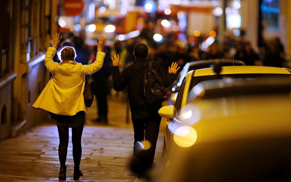 Γαλλία - Παρίσι- Ηλύσια Πεδία - πυροβολισμοί- αστυνομία. Πολίτες σηκώνουν τα χέρια τους καθώς κατευθύνονται για έλεγχο προς την αστυνομία.