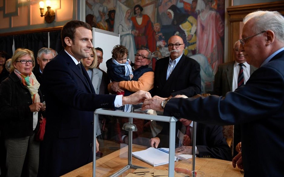 Γαλλία - εκλογές - κάλπες - Μακρόν. Ο Εμανουέλ Μακρόν ψήφισε στην παραθαλάσσια στη Μάγχη πόλη, Τουκέ, με τη γυναίκα του Μπριτζίτ Τρονιέ.