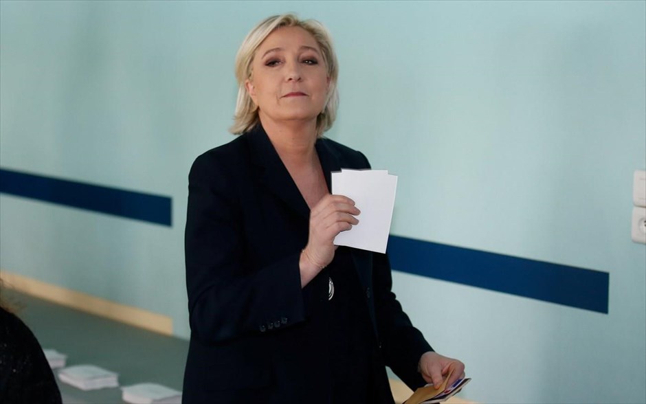 Γαλλία - εκλογές - κάλπες - Λεπέν. Η Μαρίν Λεπέν άσκησε με τη σειρά της το εκλογικό της δικαίωμα στην  Ενέν Μπομόν.