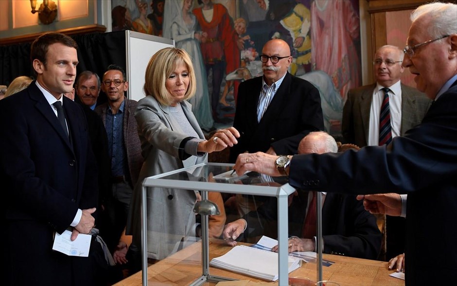 Γαλλία - εκλογές - κάλπες - Μακρόν. Η σύζυγος του Εμανουέλ Μακρόν, Μπριτζίτ Τρονιέ, ψηφίζει στο Τουκέ.