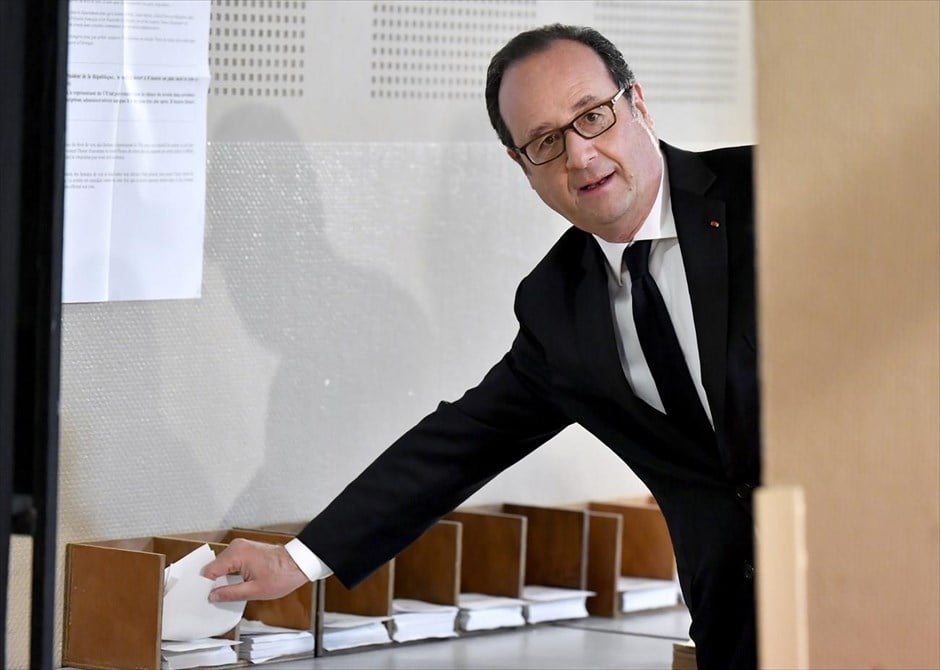 Γαλλία - εκλογές - κάλπες - Ολάντ. Ο απερχόμενος πρόεδρος της χώρας Φρανσουά Ολάντ, ασκεί το εκλογικό του δικαίωμα στην Τυλ.