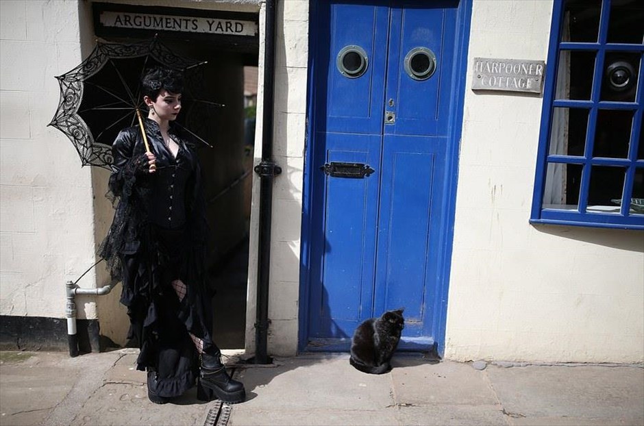 Φεστιβάλ goth στην Αγγλία. Μία γυναίκα ντυμένη με goth ρούχα, ποζάρει για φωτογραφία σε ένα δρόμο στην πόλη Γουίτμπι, όπου παρευρίσκεται για το Φεστιβάλ Goth, στο Νορθ Γιορκσάιρ. Η πολιτισμική τάση Goth άρχισε στο Ηνωμένο Βασίλειο κατά τα πρώτα χρόνια της δεκαετίας του 