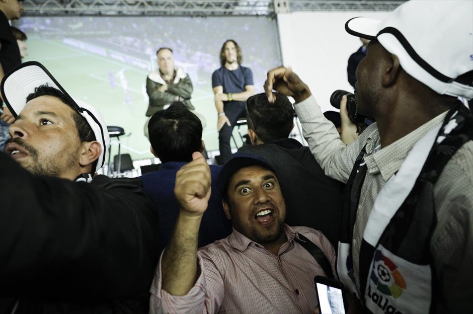 Football Family Day: Πρόσφυγες και μετανάστες παρακολουθούν το El Classico . Το μεγαλύτερο ντέρμπι της Ευρώπης, Ρεάλ Μαδρίτης - Μπαρτσελόνα θα παρακολουθήσουν περισσότεροι από 1.000 πρόσφυγες και μετανάστες που διαμένουν στην Βόρεια Ελλάδα. Την εκδήλωση, που τελεί υπό την αιγίδα του Υπουργείου Μεταναστευτικής Πολιτικής και συνδιοργανώνεται από την ισπανική ποδοσφαιρική Λίγκα, τη Mediapro και τις ΜΚΟ InterVolve and Open Cultural Center, παρακολούθησαν ο Υπουργός Μεταναστευτικής Πολιτικής Γιάννης Μουζάλας, ο πρόεδρος της ισπανικής ποδοσφαιρικής Λίγκας «La Liga» Χαβιέρ Τέμπας, ο πρώην αρχηγός της Μπαρτσελόνα και νυν πρεσβευτής της «La Liga» Κάρλες Πουγιόλ και ο πρεσβευτής της Mediapro, Χάουμε Ρόουρες. Ο Αγώνας θα προβληθεί σε δύο γιγαντοοθόνες στον εκθεσιακό χώρο της Helexpo στην Θεσσαλονίκη.