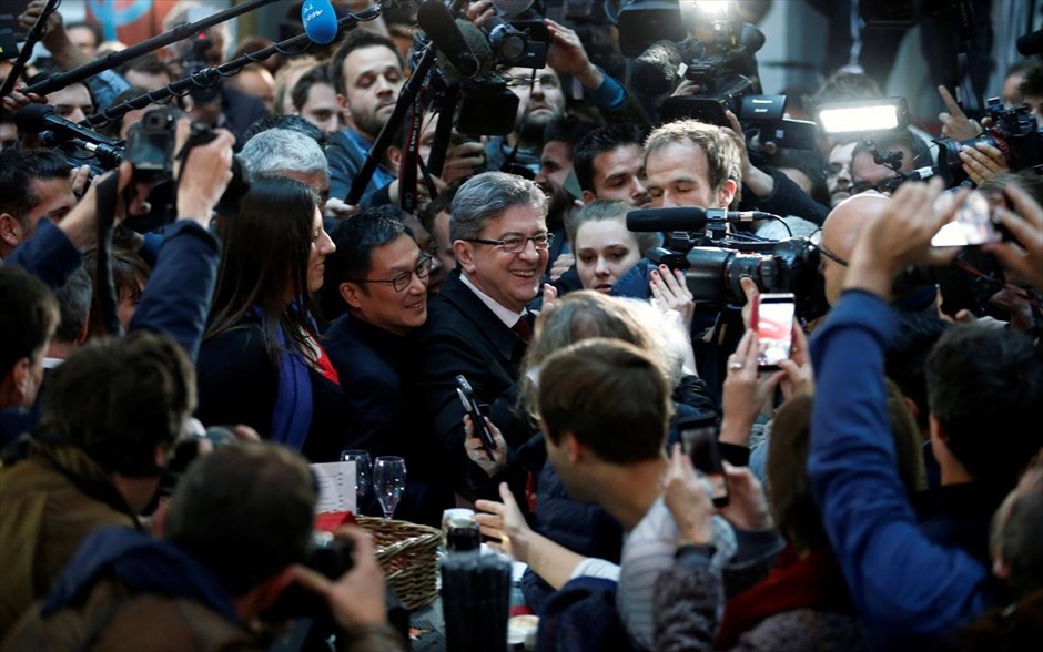 Γαλλία - εκλογές - κλίμα - Μελανσόν. Ο ριζοσπάστης αριστερός Ζαν-Λυκ Μελανσόν χαιρετά τους υποστηρικτές του, κατά την άφιξή του στο «στρατηγείο» της καμπάνιας του, στο 10ο διαμέρισμα του Παρισιού.