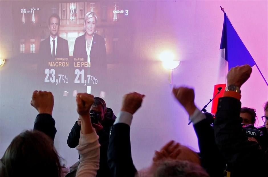 Γαλλία - εκλογές - κλίμα - αποτελέσματα. Υποστηρικτές της Μαρίν Λεπέν πανηγυρίζουν καθώς βγαίνουν τα πρώτα exit poll, στη Λιόν.