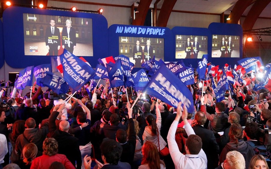 Γαλλία - εκλογές - αποτελέσματα - Λεπέν. Υποστηρικτές της Μαρίν Λεπέν πανηγυρίζουν καθώς βγαίνουν τα πρώτα exit poll.