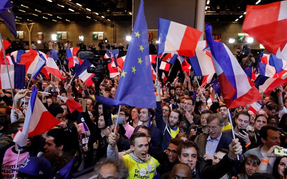Γαλλία - εκλογές - αποτελέσματα - Μακρόν. Υποστηρικτές του Εμανουέλ Μακρόν πανηγυρίζουν, καθώς παρακολουθούν τα αποτελέσματα των εκλογών στο Παρίσι.