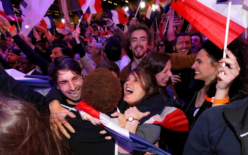 Γαλλία - εκλογές - αποτελέσματα - Μακρόν. Υποστηρικτές του Εμανουέλ Μακρόν πανηγυρίζουν, καθώς παρακολουθούν τα αποτελέσματα των εκλογών.