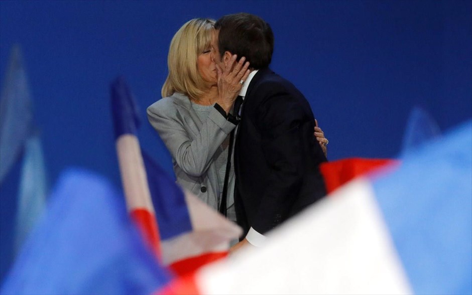 Γαλλία - εκλογές - αποτελέσματα - Μακρόν. Ο Εμανουέλ Μακρόν φιλά τη σύζυγό του Μπριτζίτ, λίγο πριν την ομιλία του για τα αποτελέσματα του πρώτου γύρου των Γαλλικών προεδρικών εκλογών.