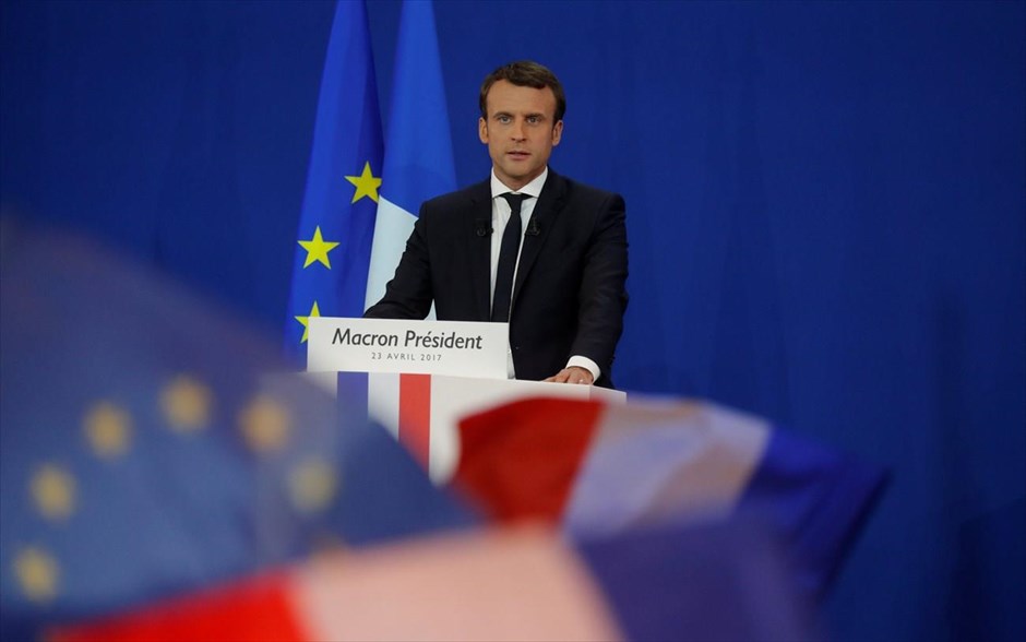 Γαλλία - εκλογές - αποτελέσματα - Μακρόν. Μέσα σε ένα έτος, αλλάξαμε το πρόσωπο της γαλλικής πολιτικής σκηνής, δήλωσε ο ανεξάρτητος υποψήφιος πρόεδρος της Γαλλίας Εμανουέλ Μακρόν, εκφράζοντας τις ευχαριστίες τους προς τους Φρανσουά Φιγιόν και Μπενουά Αμόν για το κάλεσμά τους στους ψηφοφόρους τους να τον στηρίξουν στον β