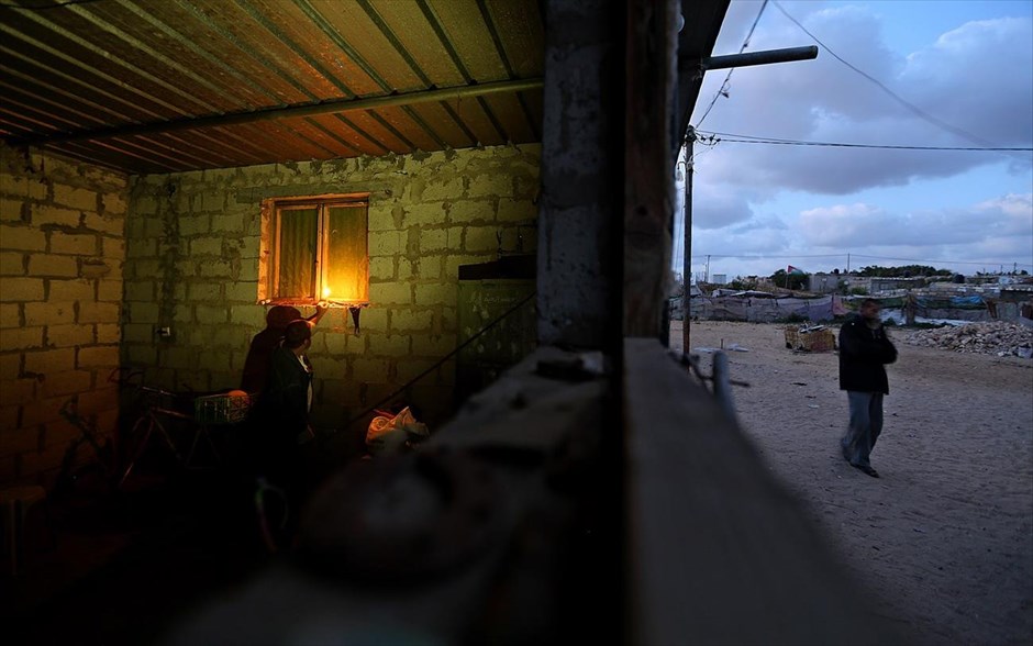 Διακοπή ρεύματος σε καταυλισμό προσφύγων στη Λωρίδα της Γάζας. Ένας Παλαιστίνιος πρόσφυγας ανάβει ένα κερί για να φωτίσει το αυτοσχέδιο σπίτι του κατά τη διάρκεια διακοπής ρεύματος στον καταυλισμό προσφύγων Khanyounis στη νότια Λωρίδα της Γάζας. Οι περισσότεροι Παλαιστίνιοι στη Λωρίδα της Γάζας χρησιμοποιούν μπαταρίες, γεννήτριες ή κεριά για να φωτίσουν τα σπίτια τους.