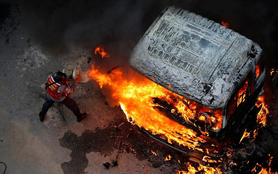 Νέες διαδηλώσεις με νεκρούς στη Βενεζουέλα . Πυροσβέστης επιχειρεί να σβήσει μία φωτιά που ξέσπασε κατά τη διάρκεια διαδήλωσης ενάντια στον πρόεδρο της Βενεζουέλας Νικολάς Μαδούρο. Τουλάχιστον ένα άτομο σκοτώθηκε τη Δευτέρα στο Καράκας, την ώρα που οι διαδηλώσεις στη χώρα εισέρχονται στην τέταρτη εβδομάδα.