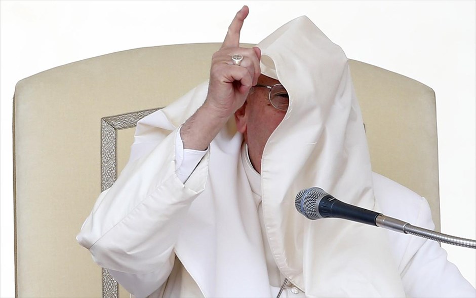 Ομιλία του Πάπα Φραγκίσκου στο Βατικανό . Στιγμιότυπο από την ομιλία του Πάπα Φραγκίσκου στην πλατεία του Αγίου Πέτρου, στο Βατικανό.