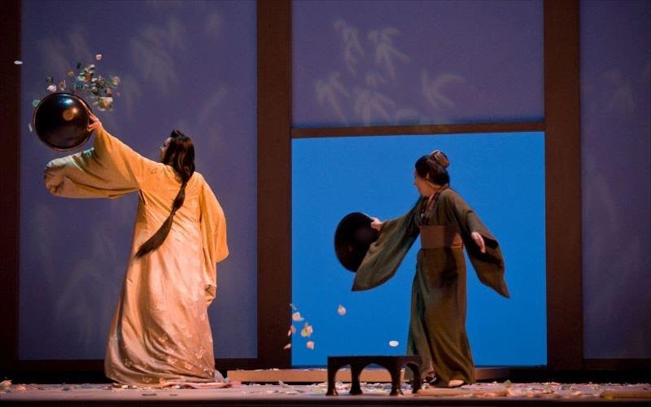«Royal Opera House: Madama Butterfly» . «Royal Opera House: Madama Butterfly»: Η μουσική του μεγάλου Ιταλού συνθέτη ζωντανεύει τη φύση, την αγάπη, την προδοσία, το τελετουργικό της γαμήλιας τελετής και την αποπλάνηση της νεαρής και αθώας νύφης από τον άντρα της, ξεκινώντας από το φως και τον ενθουσιασμό και φτάνοντας στο σκοτάδι και την αυτοθυσία.