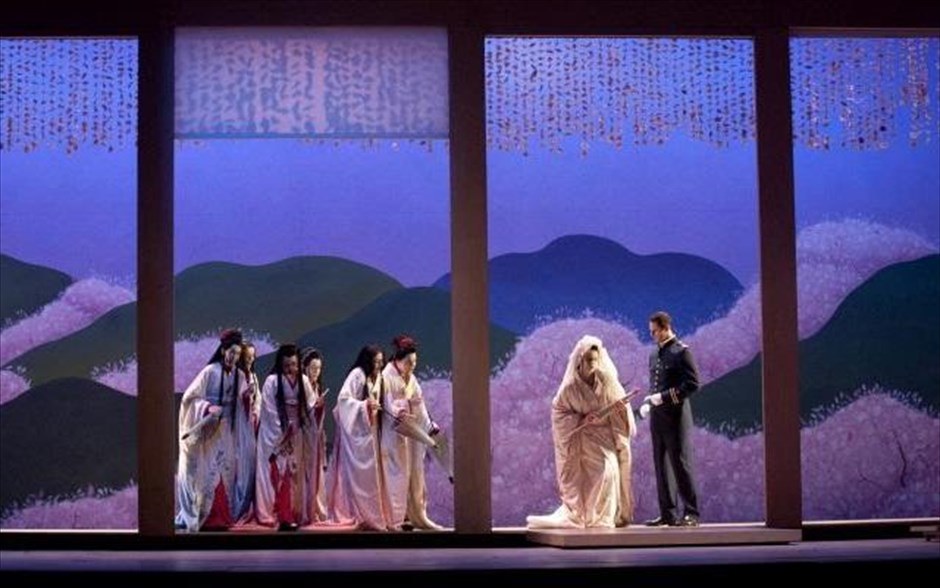 «Royal Opera House: Madama Butterfly» . «Royal Opera House: Madama Butterfly»: Η μουσική του μεγάλου Ιταλού συνθέτη ζωντανεύει τη φύση, την αγάπη, την προδοσία, το τελετουργικό της γαμήλιας τελετής και την αποπλάνηση της νεαρής και αθώας νύφης από τον άντρα της, ξεκινώντας από το φως και τον ενθουσιασμό και φτάνοντας στο σκοτάδι και την αυτοθυσία.