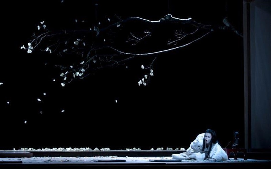 «Royal Opera House: Madama Butterfly» . «Royal Opera House: Madama Butterfly»: Η μουσική του μεγάλου Ιταλού συνθέτη ζωντανεύει τη φύση, την αγάπη, την προδοσία, το τελετουργικό της γαμήλιας τελετής και την αποπλάνηση της νεαρής και αθώας νύφης από τον άντρα της, ξεκινώντας από το φως και τον ενθουσιασμό και φτάνοντας στο σκοτάδι και την αυτοθυσία.