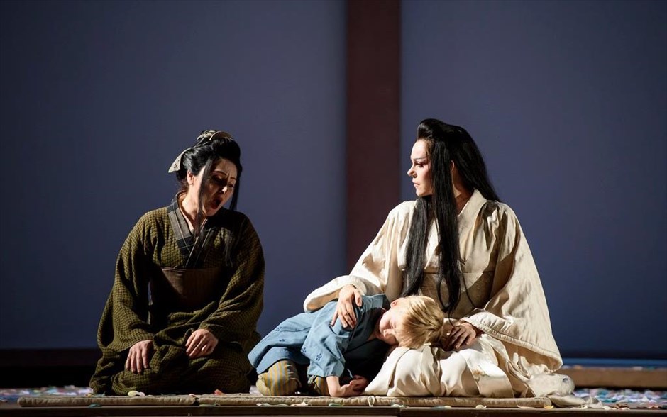 «Royal Opera House: Madama Butterfly» . «Royal Opera House: Madama Butterfly»: Η μουσική του μεγάλου Ιταλού συνθέτη ζωντανεύει τη φύση, την αγάπη, την προδοσία, το τελετουργικό της γαμήλιας τελετής και την αποπλάνηση της νεαρής και αθώας νύφης από τον άντρα της, ξεκινώντας από το φως και τον ενθουσιασμό και φτάνοντας στο σκοτάδι και την αυτοθυσία.
