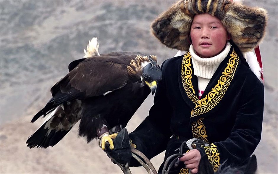 «Η κυνηγός με τον αετό». Μέσα από μια επική αφήγηση το ντοκιμαντέρ του Ότο Μπελ, «Η κυνηγός με τον αετό», με φόντο τις μαγευτικές στέπες της Μογγολίας, ακολουθεί την Aϊσολπάν, ένα 13χρονο κορίτσι που έγινε η πρώτη γυναίκα κυνηγός με αετό.
