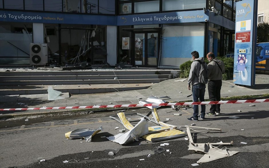 Ανατίναξαν ΑΤΜ σε ΕΛΤΑ στα Γλυκά Νερά. Μηχάνημα αυτόματης ανάληψης χρημάτων (ΑΤΜ) ανατίναξαν&nbsp;άγνωστοι στις 4:30&nbsp;τα ξημερώματα σε υποκατάστημα των ΕΛΤΑ&nbsp;στα Γλυκά Νερά. Οι δράστες προκάλεσαν την έκρηξη με τη μέθοδο της διοχέτευσης αερίου -πιθανόν υγραερίου, πήραν όσα χρήματα είχε το μηχάνημα και τράπηκαν σε φυγή.&nbsp;