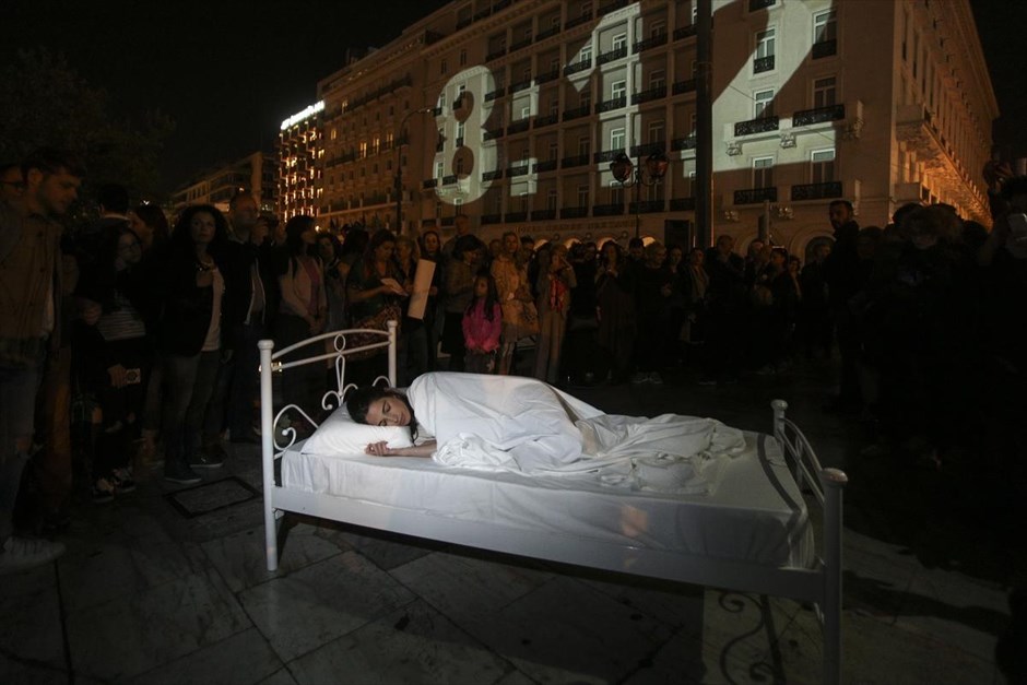 Εικαστικό δρώμενο στο Σύνταγμα. Εικαστικό δρώμενο της Μαρίας Φραγκουδάκη στα πλαίσια της Documenta 14 στο Σύνταγμα, Αθήνα.
