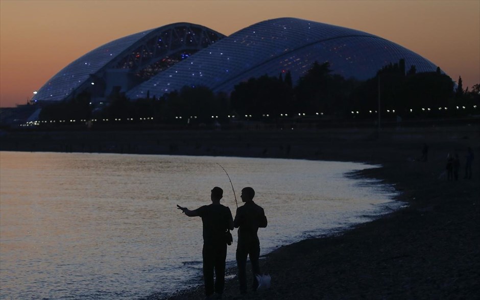 Ψάρεμα στο Σότσι. Ψαράδες σε ακτή της Μαύρης Θάλασσας, στο Σότσι.
