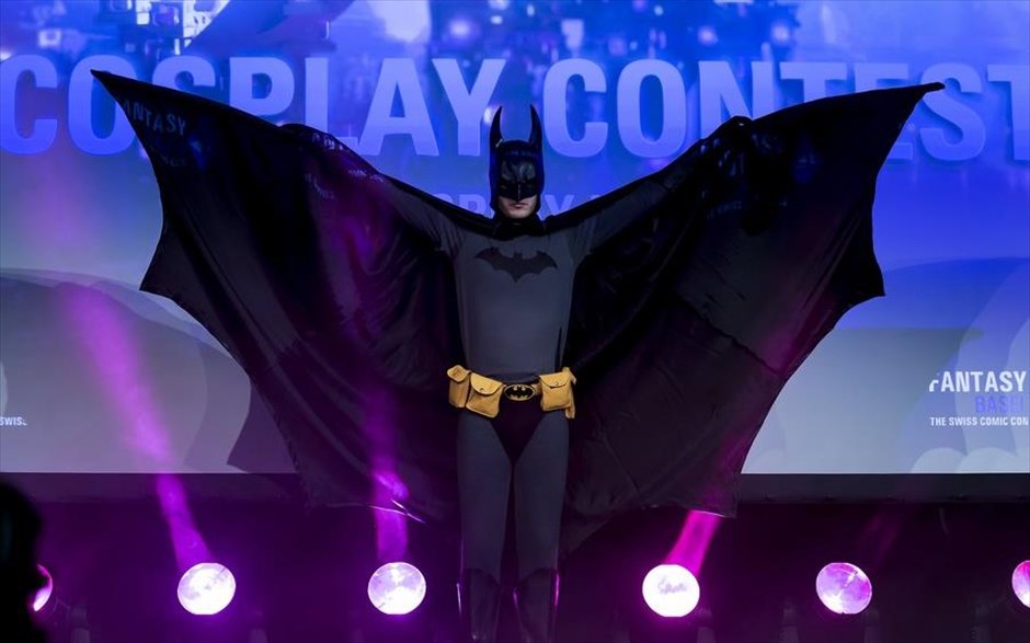 Έκθεση Comic Con στην Ελβετία . Άνδρας ντυμένος Μπάτμαν στη σκηνή του διαγωνισμού καλύτερης μεταμφίεσης κατά τη διάρκεια του ελβετικού Comic Con που πραγματοποιείται στη Βασιλεία.