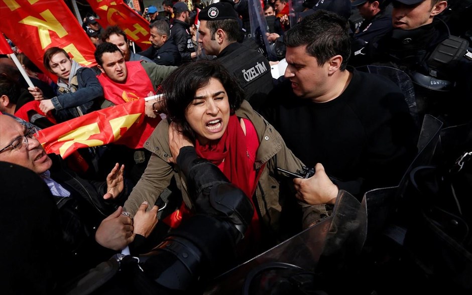 Τουρκία: Επεισόδια και συλλήψεις στην Πρωτομαγιά. Αστυνομία και διαδηλωτές συνεπλάκησαν στην Κωνσταντινούπολη, κατά την διάρκεια συγκεντρώσεων για την Πρωτομαγιά. Στην πλατεία Τακσίμ, η οποία είναι κλειστή για τους εορτασμούς δύο γυναίκες συνελήφθησαν από αστυνομικούς όταν επεχείρησαν να ανοίξουν πανό.&nbsp; Οι διαδηλώτριες έσπασαν τον αστυνομικό κλοιό και εισήλθαν στην πλατεία, αλλά δεν κατάφεραν να ολοκληρώσουν το έργο τους και κατέληξαν στο αστυνομικό τμήμα.