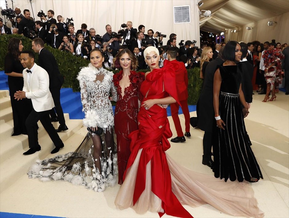 Met Gala 2017. Από αριστερά: Τζον Λέτζεντ, Κριστίν Τέιγκεν, Τζορτζίνα Τσάπμαν, Ρίτα Όρα και Ναόμι Κάμπελ
