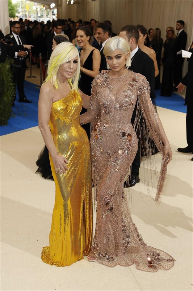Met Gala 2017. Η Ντονατέλα Βερσάτσε με την Κάιλι Τζένερ
