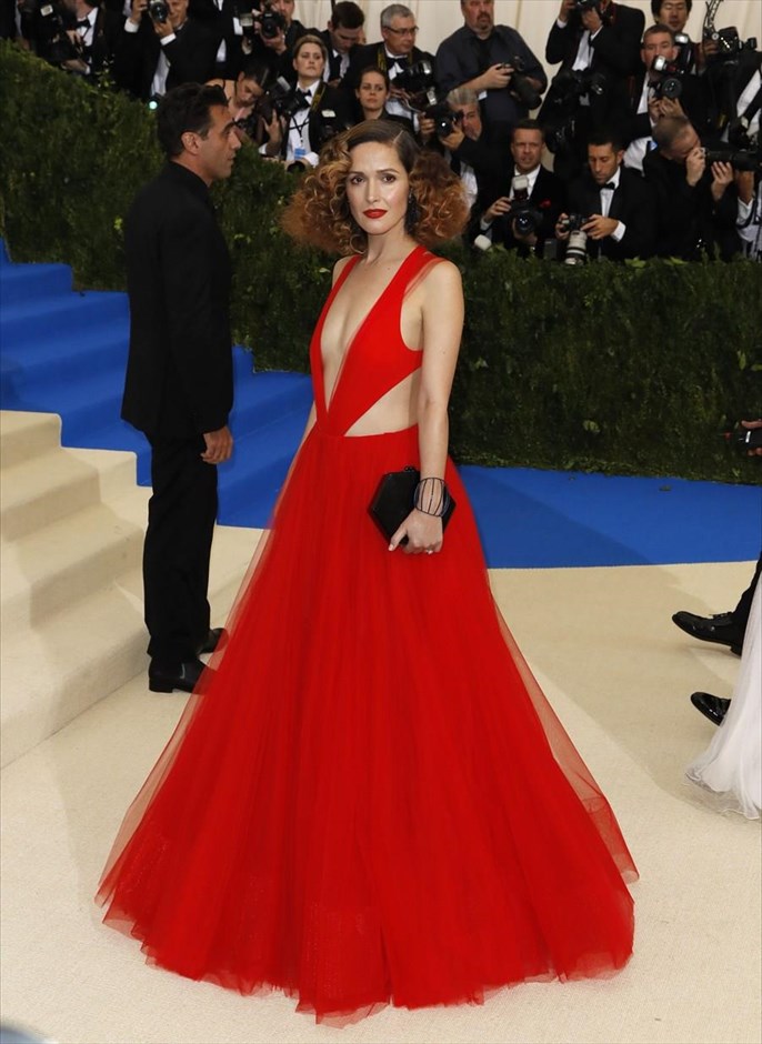 Met Gala 2017. Η Ρόουζ Μπερν