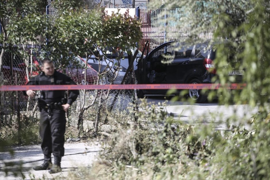 Γλυκά Νερά: Ένας νεκρός από πυροβολισμούς έξω από δημοτικό σχολείο. Ένας άνδρας έχασε τη ζωή του και μία γυναίκα τραυματίστηκε από πυροβολισμούς που σημειώθηκαν το πρωί κοντά σε δημοτικό σχολείο, στα Γλυκά Νερά. Το περιστατικό σημειώθηκε στην οδό Σαλώνων, στις 8.15 το πρωί, όταν άγνωστοι που επέβαιναν σε Ι.Χ. πυροβόλησαν κατά άνδρα τραυματίζοντάς τον θανάσιμα, ενώ από εξοστρακισμό σφαίρας τραυματίστηκε μία γυναίκα.