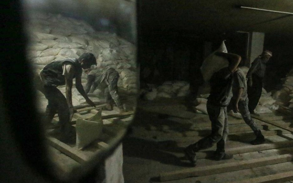 Συρία: Άφιξη κονβόι ανθρωπιστικής βοήθειας στη Ντούμα. Εργάτες ξεφορτώνουν προμήθειες από φορτηγά, μετά την άφιξη κονβόι ανθρωπιστικής βοήθειας υπό την επίβλεψη του ΟΗΕ, της Συριακής Αραβικής Ερυθράς Ημισελήνου (SARC) και της Διεθνούς Επιτροπής του Ερυθρού Σταυρού (ICRC), στη Δούμα. Σύμφωνα με τον Ερυθρό Σταυρό το κονβόι εισήλθε στην πολιορκημένη πόλη της Ντούμα αργά τη νύχτα της Τρίτης, για πρώτη φορά από τον Οκτώβριο, φέρνοντας τρόφιμα και ιατρικές προμήθειες για 35.000 ανθρώπους.