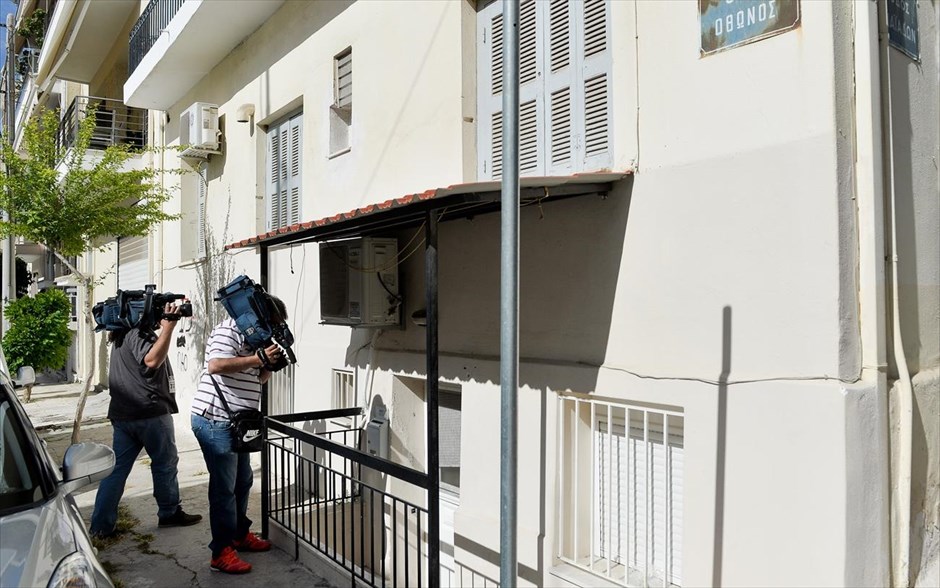 Δάφνη: Ομηρεία 22χρονης σε διαμέρισμα. Υπόθεση ομηρείας 22χρονης αποκαλύφθηκε το μεσημέρι της Πέμπτης μετά από έφοδο της αστυνομίας σε διαμέρισμα στην Δάφνη Αττικής. Η 22χρονη, η οποία είναι από την επαρχία και σπουδάζει στην Αθήνα, σύμφωνα με αστυνομική πηγή, είχε ανταποκριθεί σε αγγελία του 52χρονου, ο οποίος, με το πρόσχημα ότι έχει προβλήματα όρασης, ζητούσε οικιακή βοηθό για κάποιες μέρες της εβδομάδας. Σήμερα το απόγευμα ο 52 χρονος θα περάσει την πόρτα του εισαγγελέα καθώς σε βάρος του σχηματίσθηκε δικογραφία για αρπαγή, βιασμό και πρόκληση βαριάς σωματικής βλάβης, καθώς και για παράβαση του νόμου περί όπλων.
