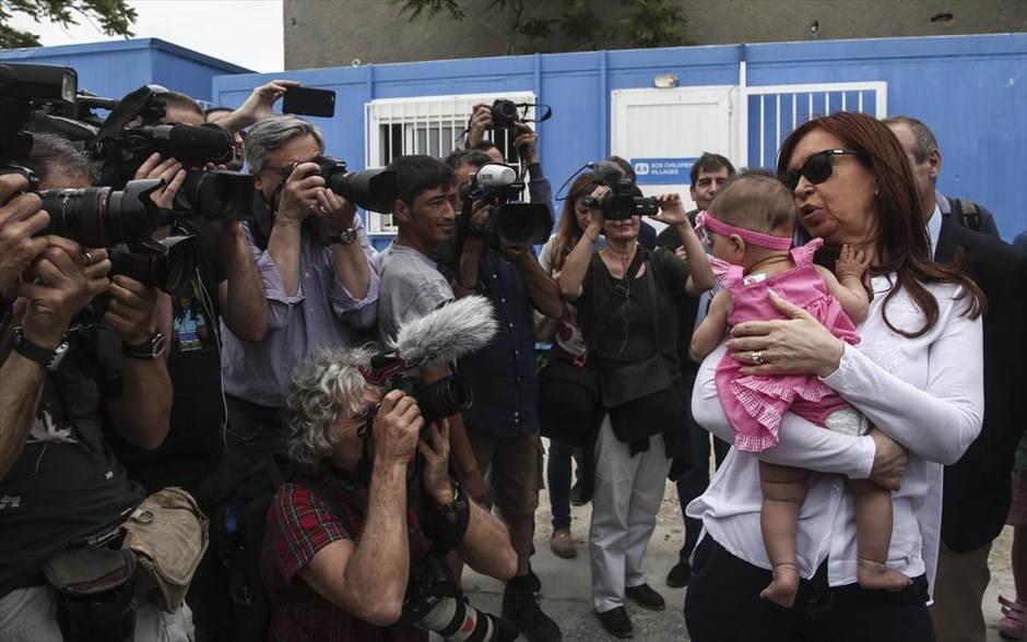 Το κέντρο φιλοξενίας προσφύγων του Ελαιώνα επισκέφτηκε η Κριστίνα Κίρχνερ. Στιγμιότυπο από την επίσκεψη της πρώην προέδρου της Αργεντινής Κριστίνα Φερνάντες ντε Κίρχνερ στο καταυλισμό προσφύγων του Ελαιώνα, στην Αθήνα.